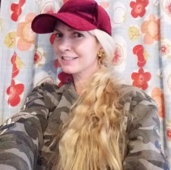 Meet your Posher, Jennifer 🌺 - Picture 5 of 8